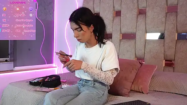 Fernanda thail  online show from April 10, 2026, 7:43 pm