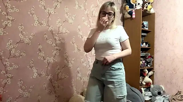 LiraDreamX online show from April 28, 2026, 4:11 pm