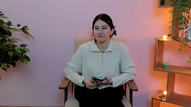 TwilaMode online show from February 22, 2026, 7:33 am