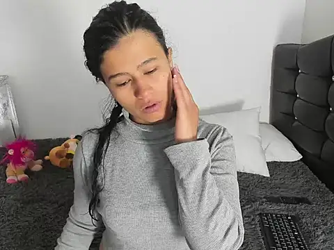 LatinaQueen23 online show from March 27, 2026, 1:45 pm