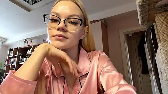 MiaCashe online show from March 8, 2026, 9:12 am