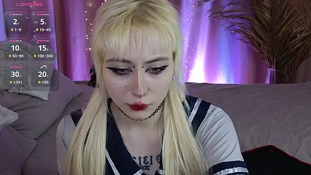 rraffaellka online show from May 12, 2026, 9:32 pm