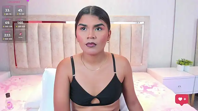 Snapshot of AlaiaMoretti_ chatting on May 6, 2026, 10:36 pm AlaiaMoretti online show from May 6, 2026, 10:36 pm