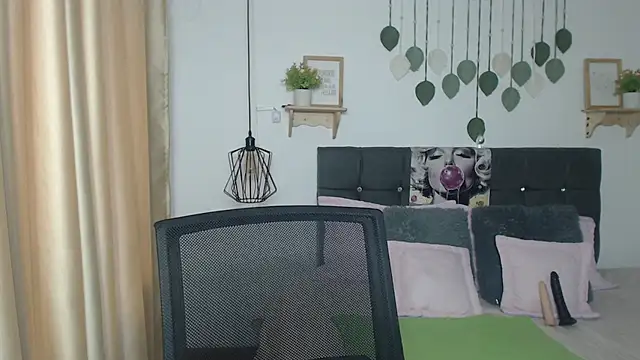 Emma hassani online show from April 15, 2026, 1:59 pm