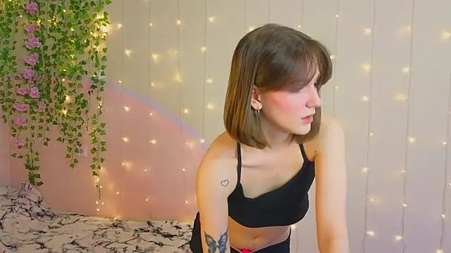 PeachyWhisper online show from May 3, 2026, 7:02 am