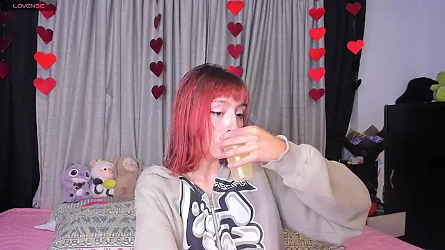 dafnne  hall online show from April 25, 2026, 4:04 am