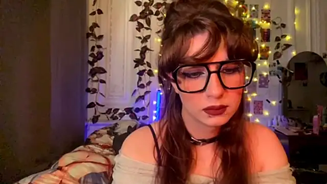 Snapshot of moonvampiq chatting on March 4, 2026, 6:04 pm moonvampiq online show from March 4, 2026, 6:04 pm