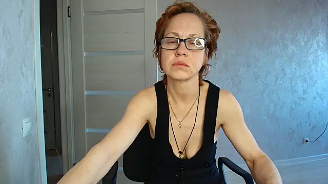 LioraWeiss online show from April 17, 2026, 2:09 pm