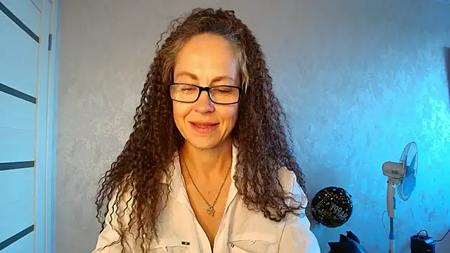 LioraWeiss online show from June 3, 2026, 2:33 pm