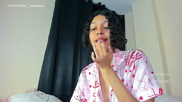 Snapshot of Sophiemoo_ chatting on April 20, 2026, 1:13 pm Sophiemoo online show from April 20, 2026, 1:13 pm