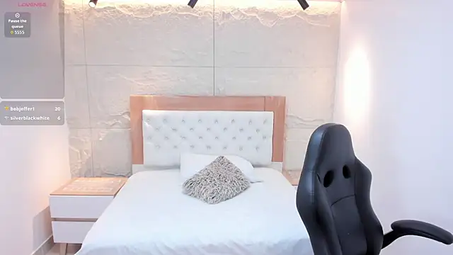 LESLYSIMPSON online show from April 15, 2026, 7:58 pm