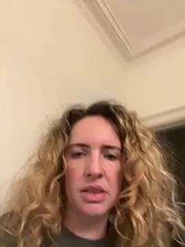 Snapshot of curlyirishgirl chatting on March 2, 2026, 11:00 pm curlyirishgirl online show from March 2, 2026, 11:00 pm