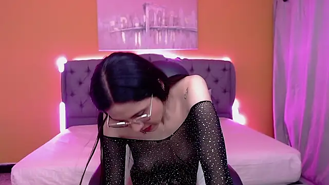 alexaneuer online show from May 19, 2026, 1:51 pm