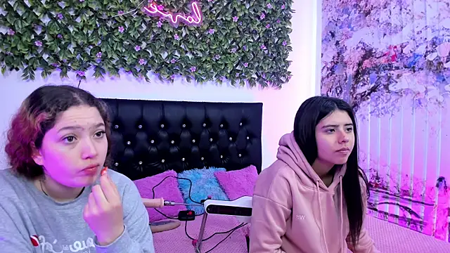 valeria and zoe online show from June 4, 2026, 2:11 pm