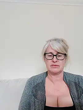 FlirtyFleur-x online show from April 5, 2026, 2:46 pm