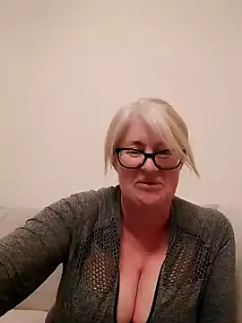 FlirtyFleur-x online show from April 16, 2026, 7:47 pm