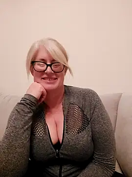 FlirtyFleur-x online show from April 16, 2026, 9:50 pm