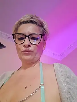 LunaBlaise online show from April 17, 2026, 7:22 am