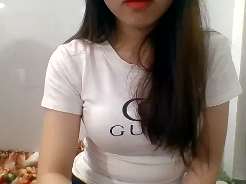 kiraa-007 online show from May 17, 2026, 2:39 pm