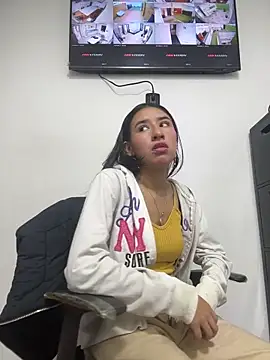 LilyRossi  online show from May 4, 2026, 1:14 pm