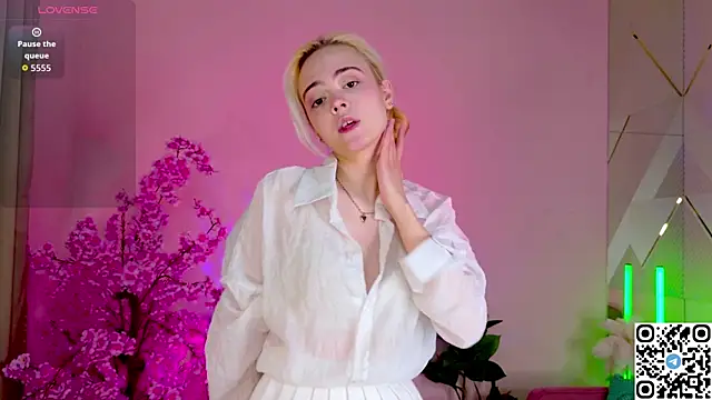 Bambi Bloom online show from April 13, 2026, 5:11 am