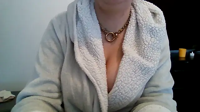 StaceyXOXO online show from April 12, 2026, 10:18 am