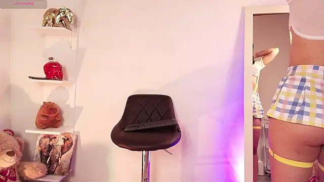 ema parkerr online show from April 12, 2026, 10:57 pm