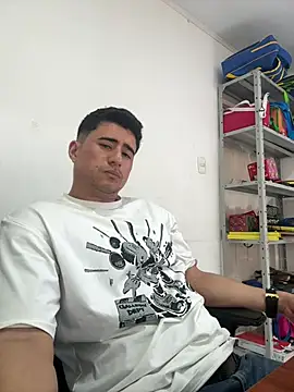 David-latinlover online show from May 12, 2026, 5:41 pm