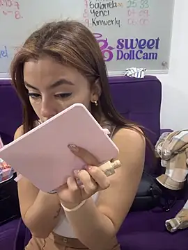   Nahomy online show from April 6, 2026, 12:06 pm