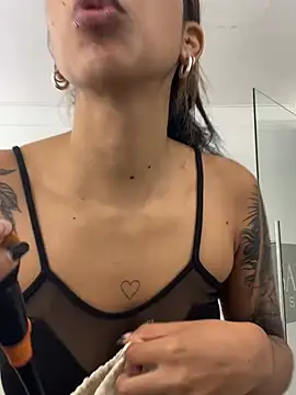 VioletaHills  online show from June 7, 2026, 1:16 pm