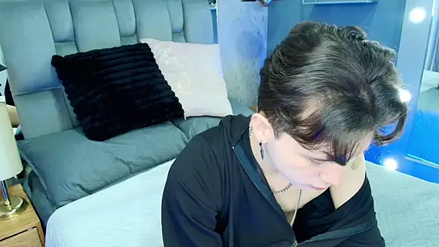 hollannd  online show from April 7, 2026, 1:02 pm