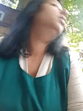 Snapshot of roxana_e43 chatting on July 10, 2026, 4:23 am roxana e43 online show from July 10, 2026, 4:23 am