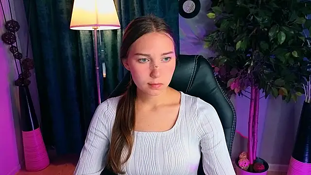 OliviaLang online show from May 18, 2026, 10:53 am