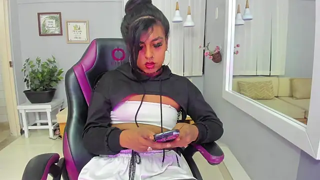 Nahomy Collins  online show from May 19, 2026, 7:43 pm
