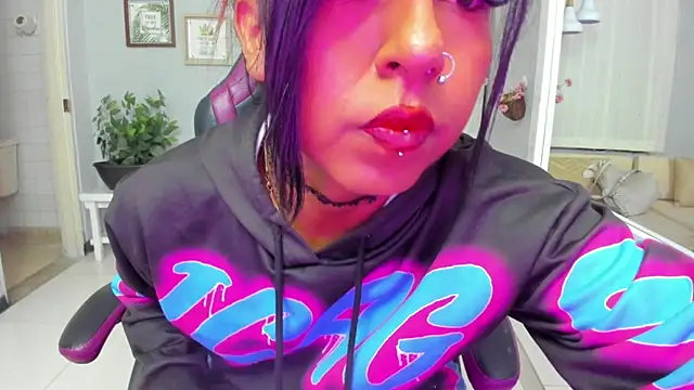 Nahomy Collins  online show from May 28, 2026, 8:04 pm