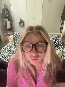 imkhloe online show from June 15, 2026, 7:46 pm