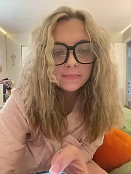 imkhloe online show from March 27, 2026, 10:43 pm