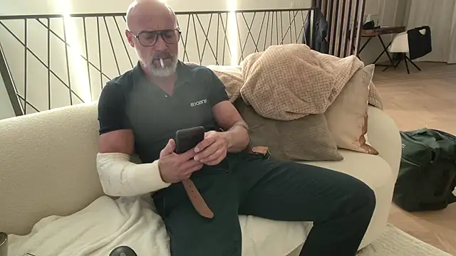 Snapshot of Aricky_2 chatting on May 6, 2026, 6:12 pm Aricky 2 online show from May 6, 2026, 6:12 pm
