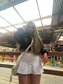 ManuelaVeeleez online show from May 2, 2026, 7:30 pm