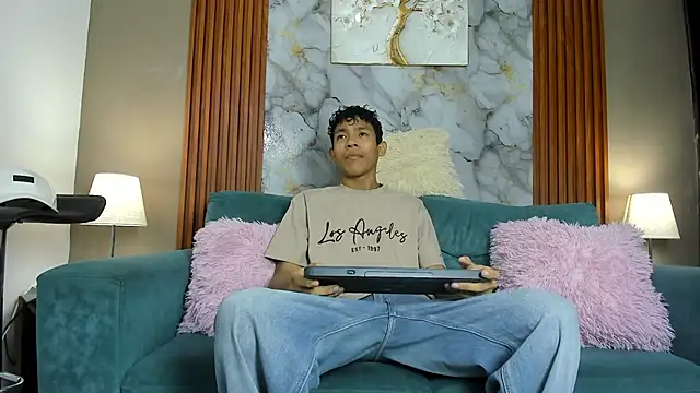 SKINNY BOYXXX online show from March 13, 2026, 7:35 am