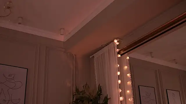 RebbecaRey online show from April 6, 2026, 6:53 pm