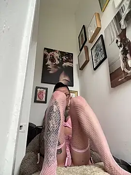 SkinnyLilly online show from June 12, 2026, 11:52 am