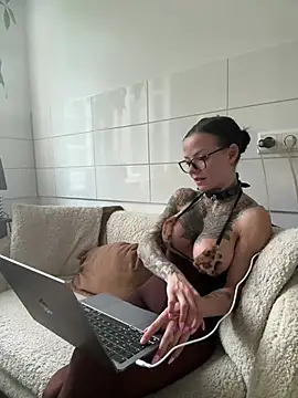 SkinnyLilly online show from July 5, 2026, 6:37 pm