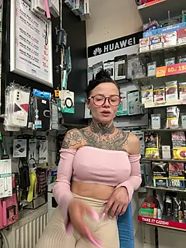 SkinnyLilly online show from July 1, 2026, 7:03 pm