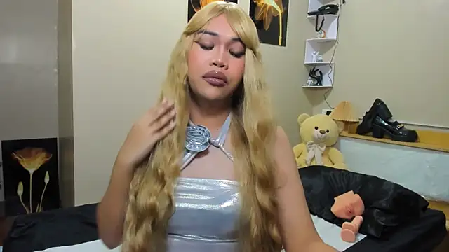 hugecelestina online show from April 15, 2026, 2:21 pm