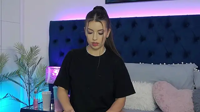 VenusSinclairr online show from April 17, 2026, 11:40 pm