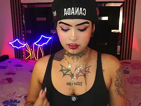 LauriInk1 online show from April 16, 2026, 9:15 pm