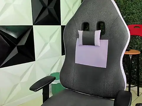 taylor bigdick18 online show from April 18, 2026, 11:49 pm