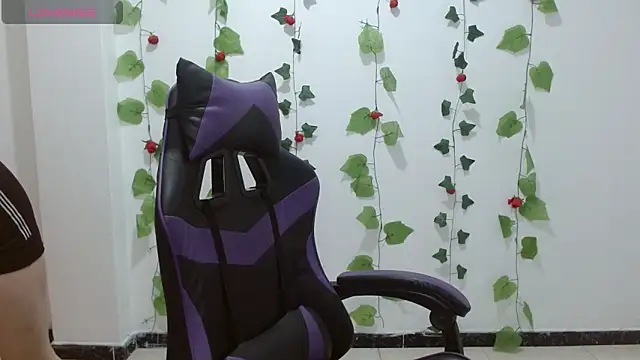 LiaRobertss  online show from April 16, 2026, 3:18 am