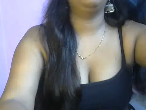 QUEEN-OF-QUEEN online show from July 9, 2026, 8:08 pm